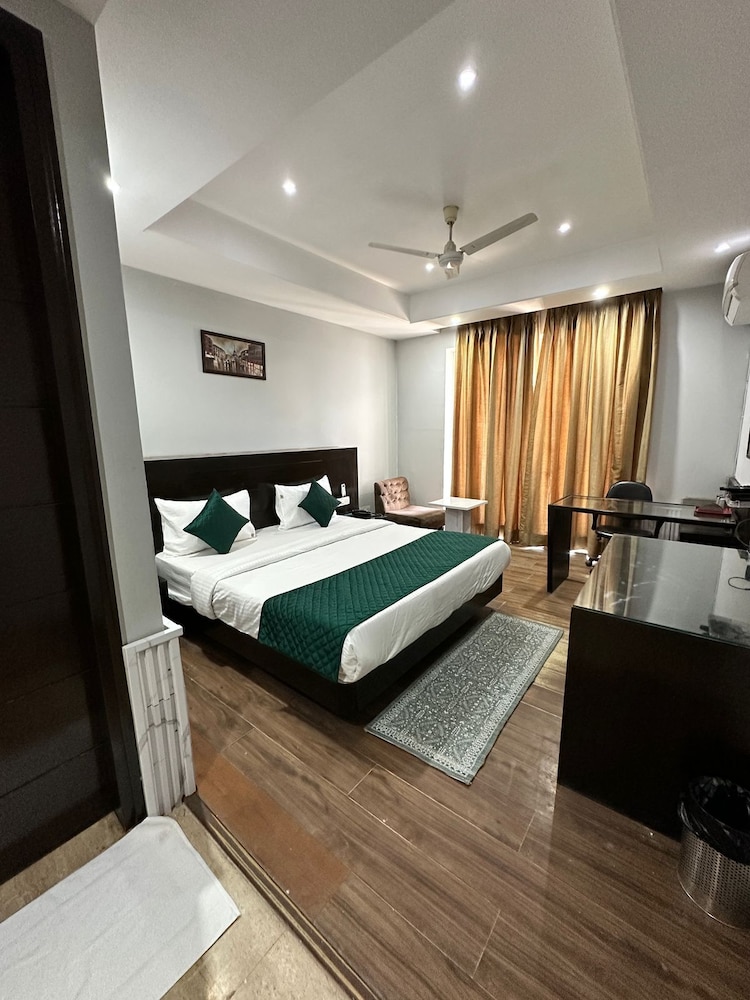 Classic Double Room, Balcony, City View photo 1