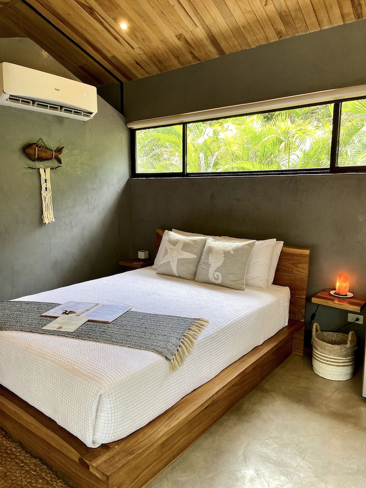 Room, Multiple Beds, Refrigerator, Garden View (Nalu) photo 3
