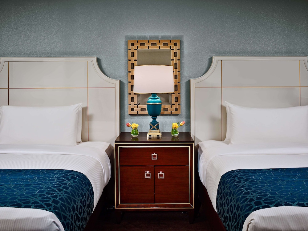 Junior Suite, 2 Queen Beds, Bathtub - Photo 5