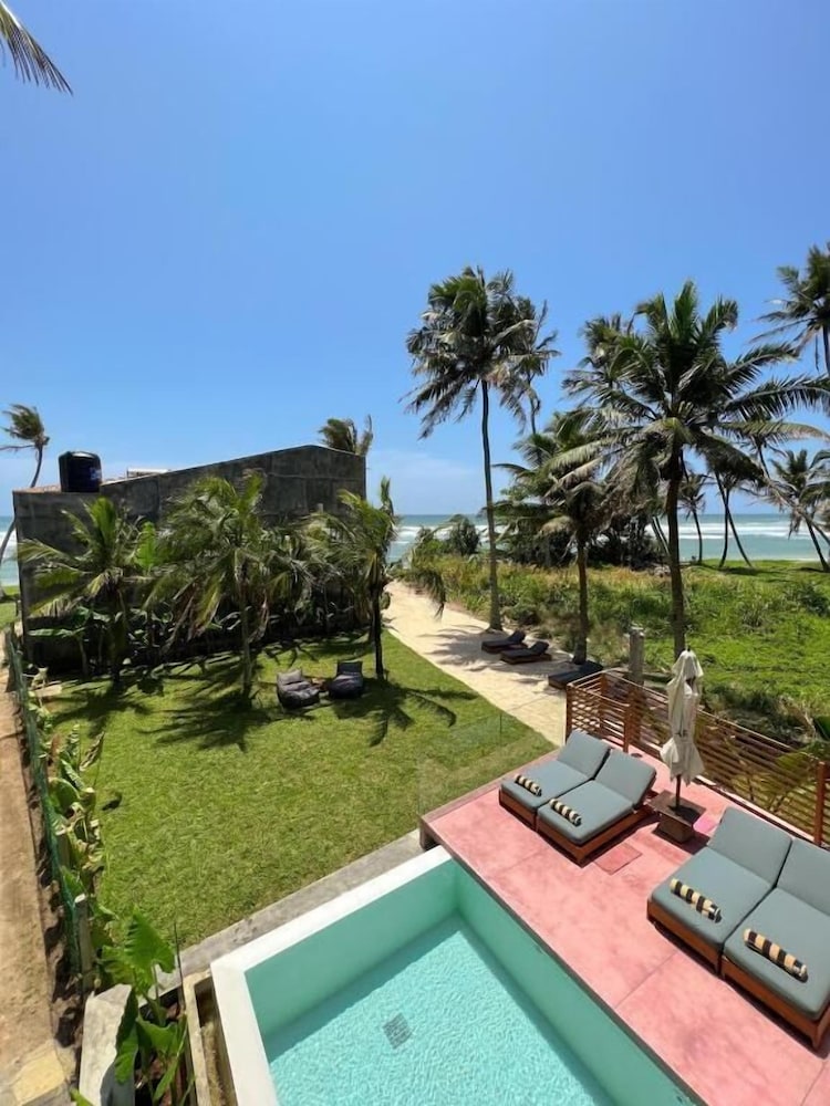 Signature Room, 1 King Bed, Partial Ocean View