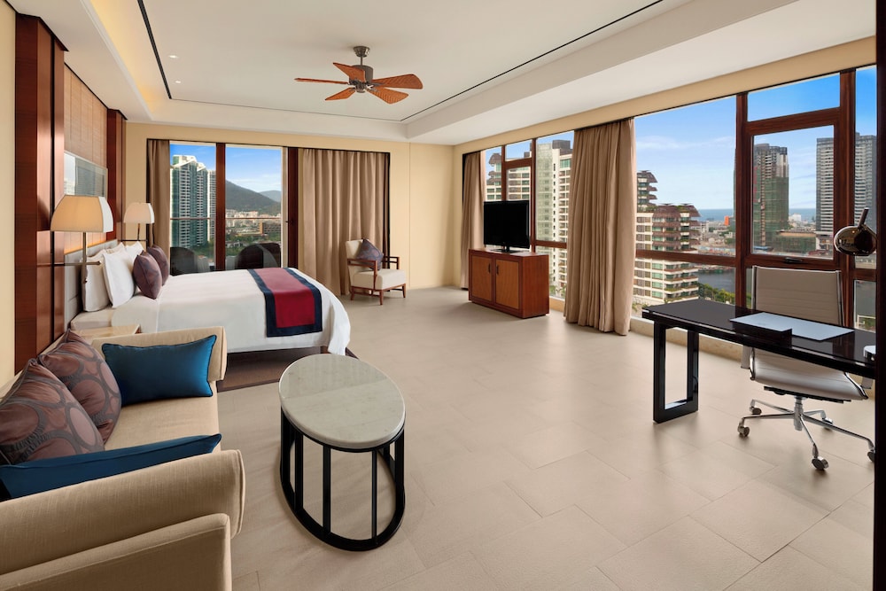 Premium Room, 1 King Bed, Smoking, Club Lounge Access (Bay View)