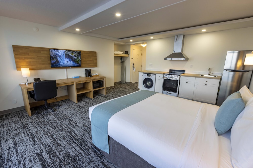 Signature Room, 1 King Bed, Kitchen, Partial Ocean View photo 2