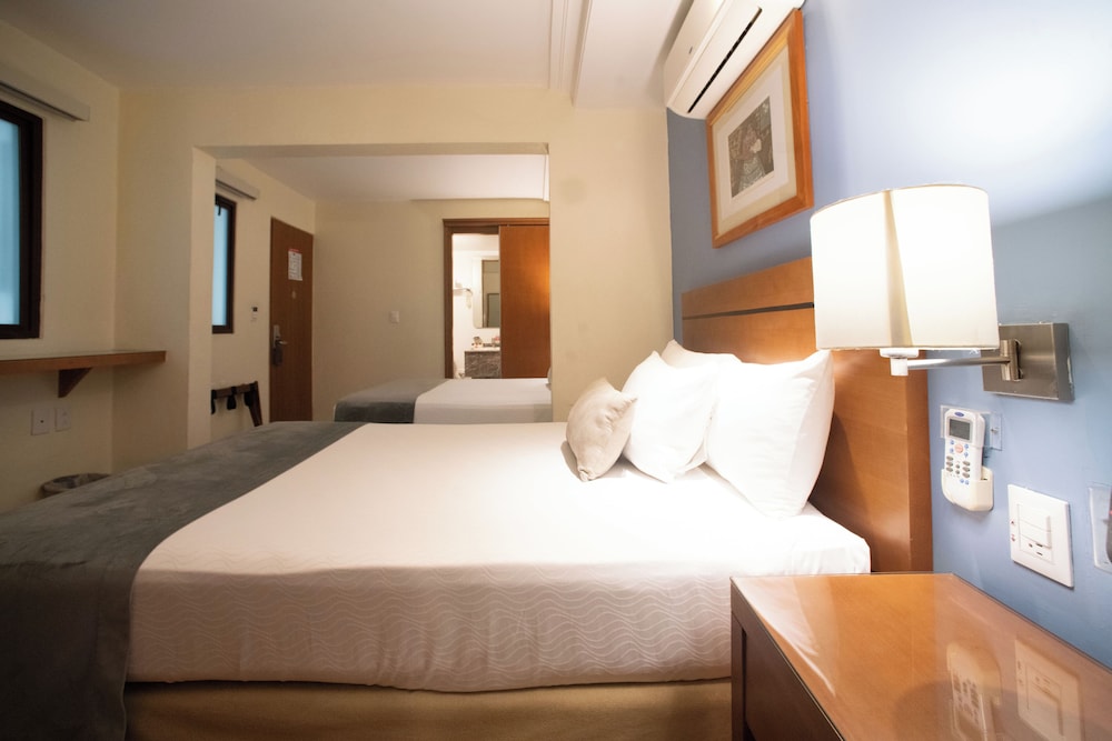 Two Queen Beds and Two Bathrooms photo 1