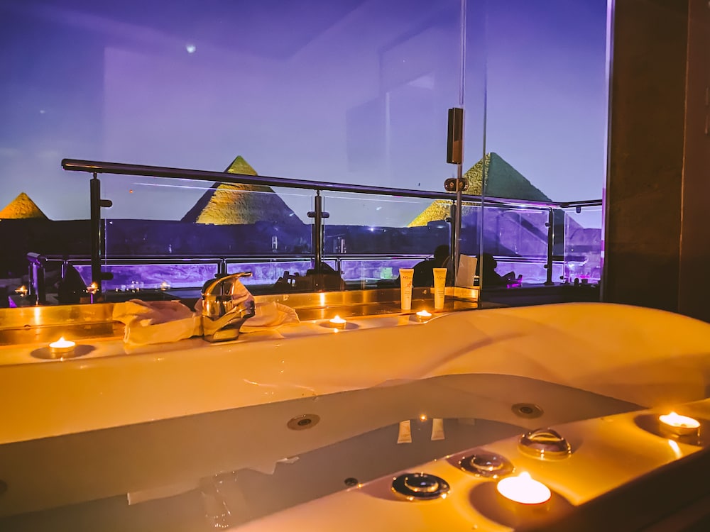 Deluxe King Suite With Pyramids View photo 1