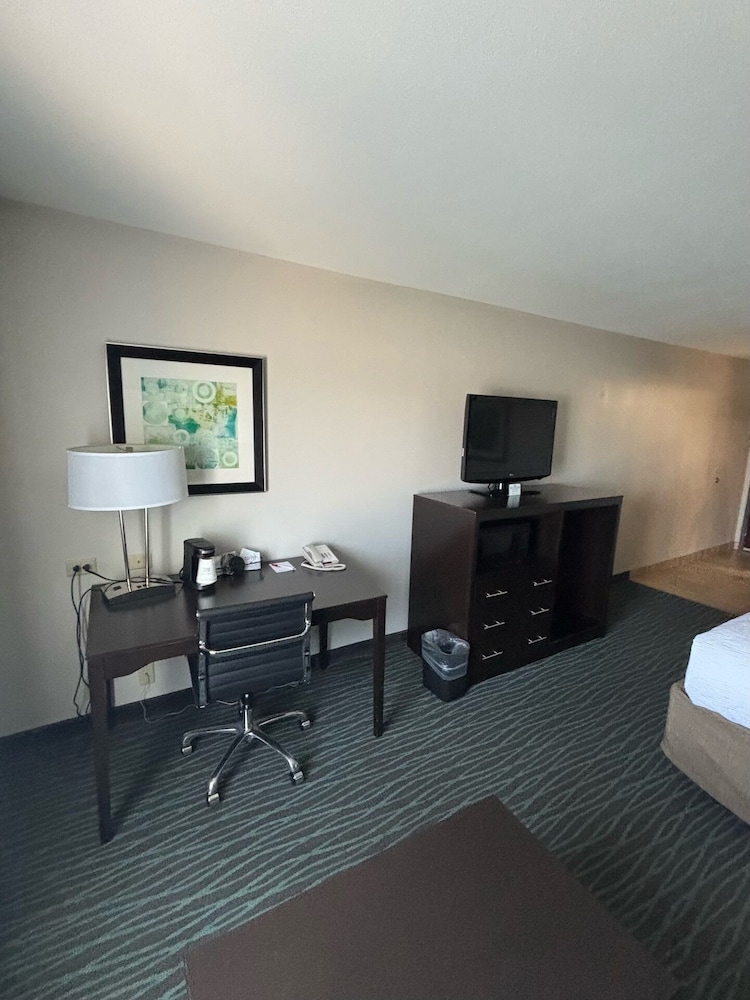 Deluxe Room, 1 King Bed, Non Smoking - Photo 3