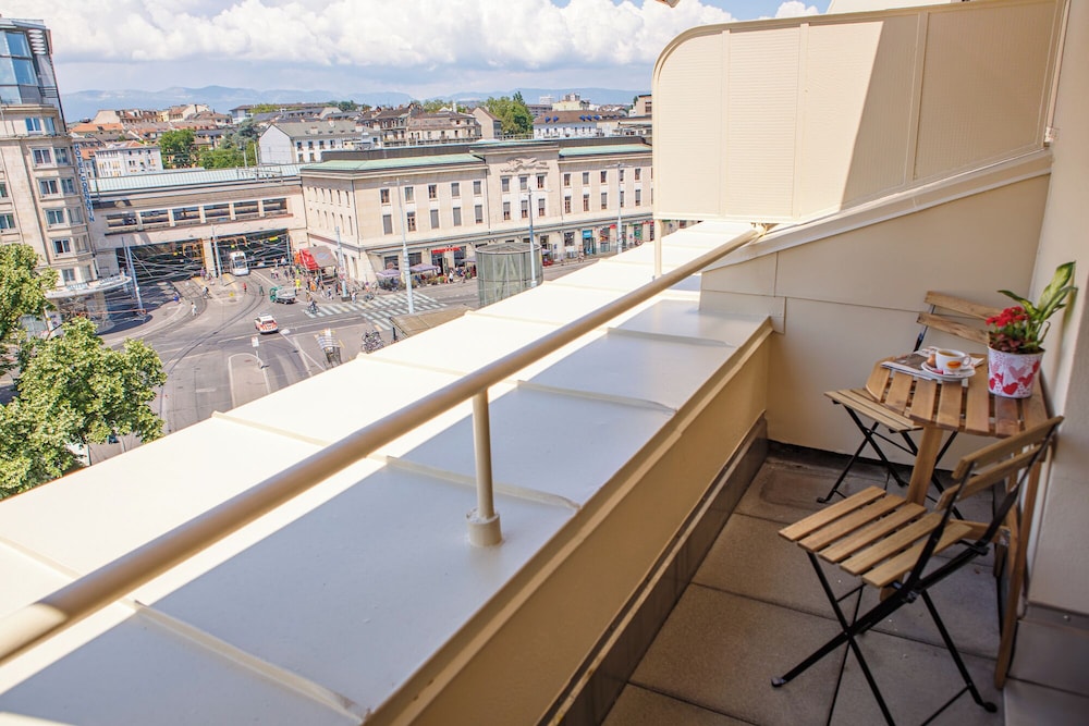 Deluxe Double Room with Balcony - Photo 4