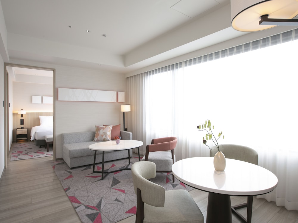 Suite, 1 King Bed, Bathtub - Photo 6