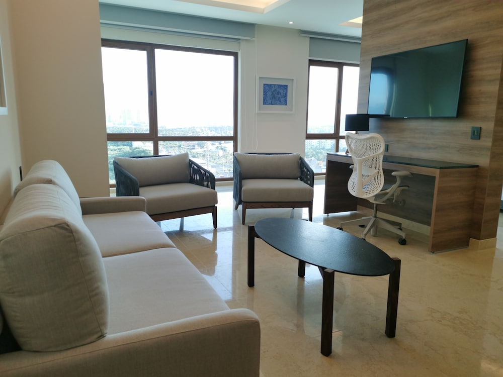 Suite, 1 King Bed (Top Floor) - Photo 15