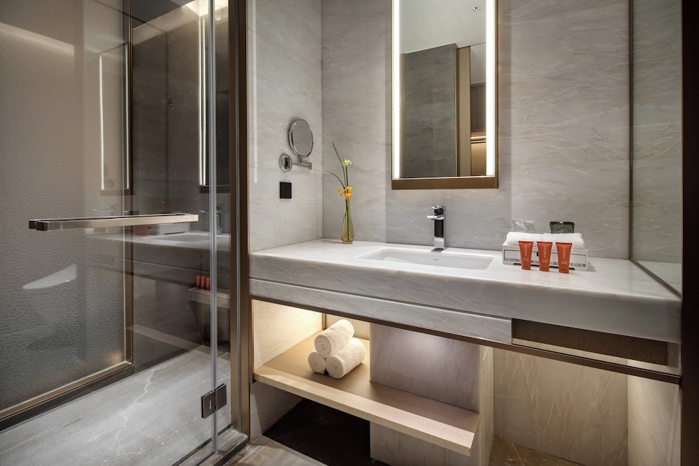 Premium Room, 1 King Bed, Business Lounge Access - Photo 2