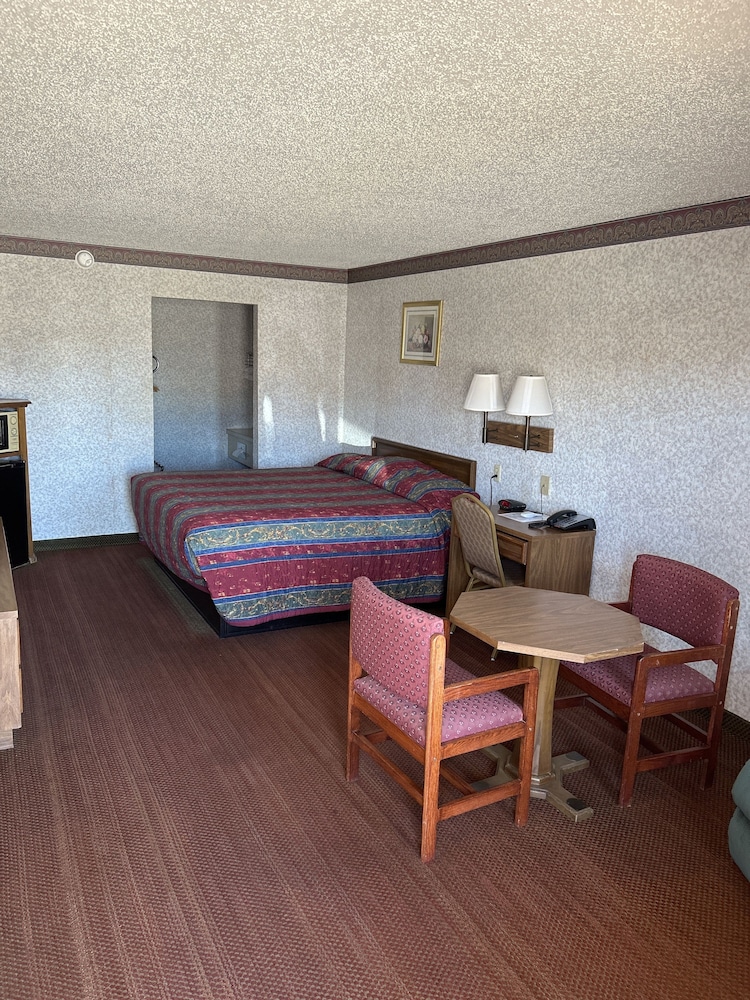 Basic Room, 1 King Bed, Smoking photo 3
