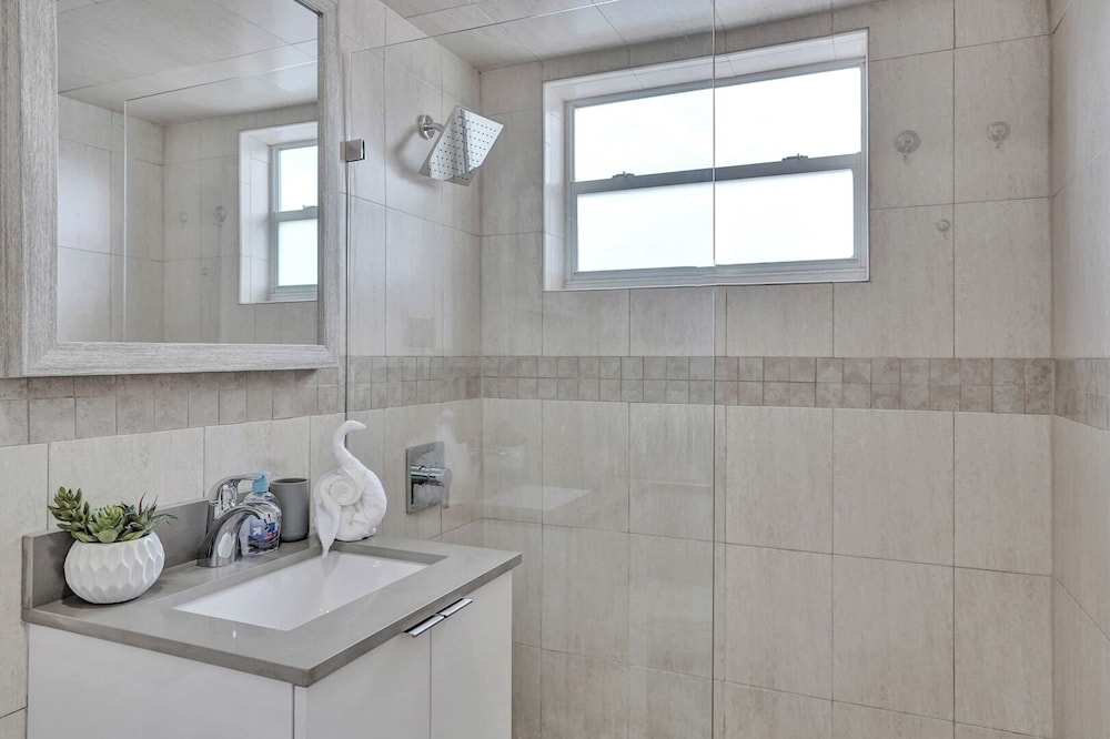 Studio (2 Bedrooms)