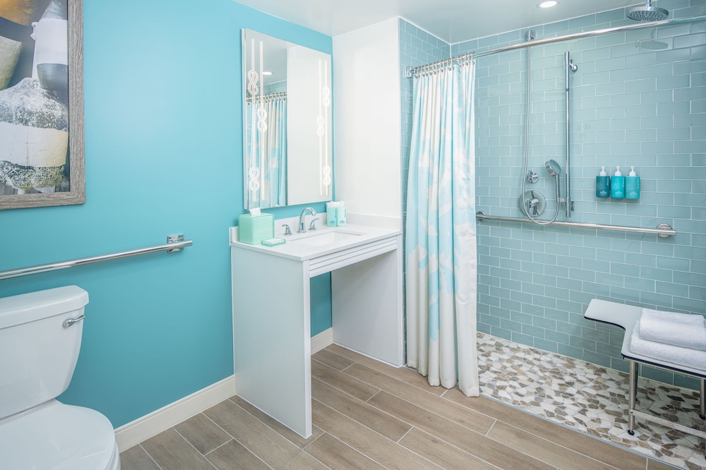 Deluxe Room, 1 King Bed, Accessible (Waterpark View) - Photo 6
