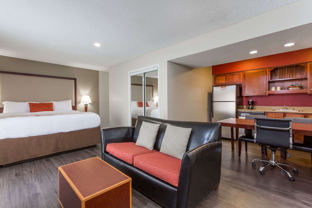 ADA Room, 1 King Bed, Non Smoking - Photo 2