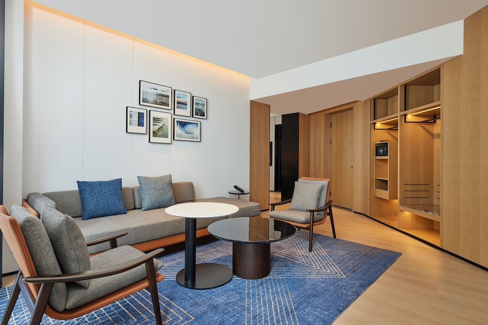 Suite, 1 King Bed, Lake View photo 3