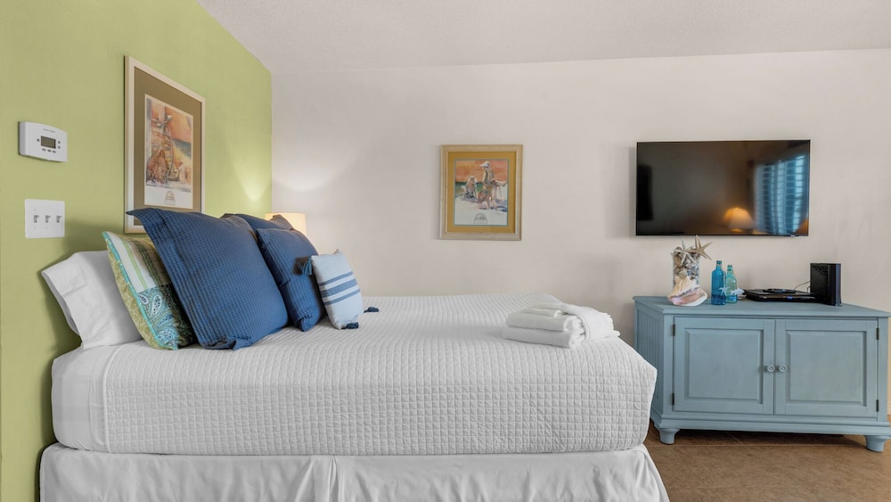 Studio Suite, 1 Queen Bed with Sofa bed, Patio, Pool View (Hidden Beach 216) photo 3