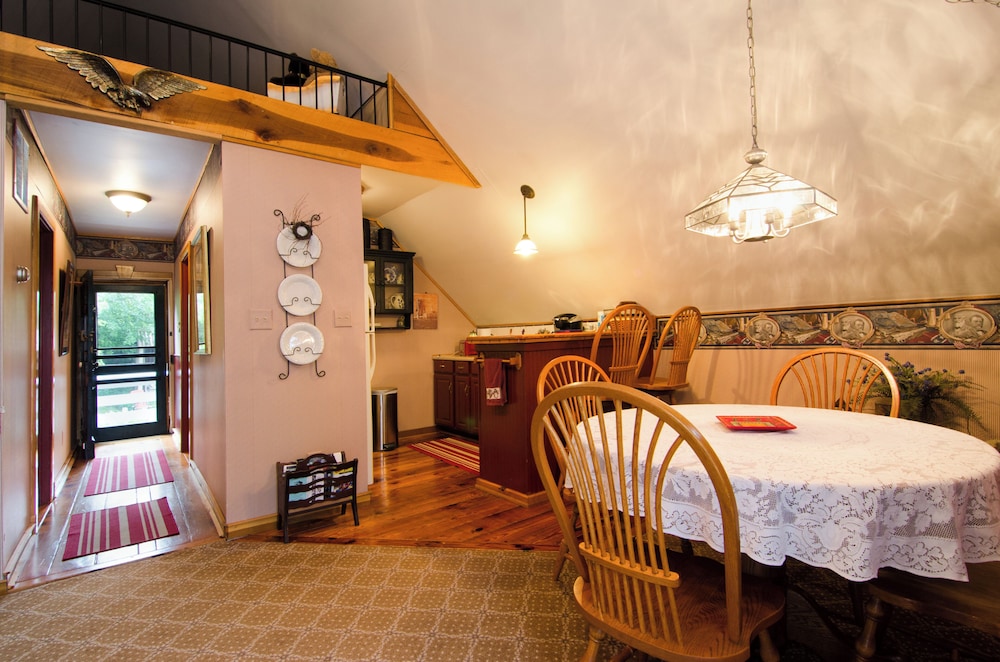 Carriage House Suite (Stationary Ladder to Loft with Dbl Bed. Air Mattress in Living Room) photo 2