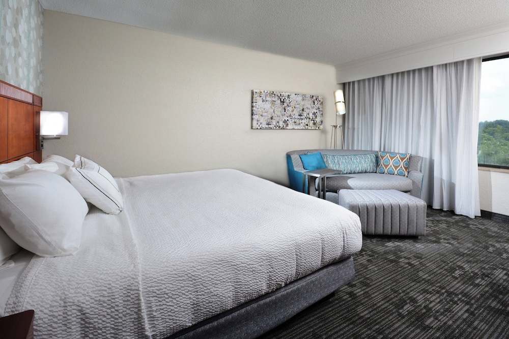 Room, 1 King Bed with Sofa bed - Photo 3