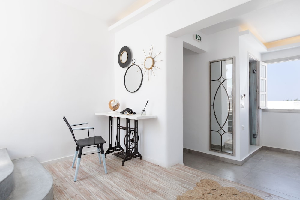 Deluxe Seaview Suite - Photo 16