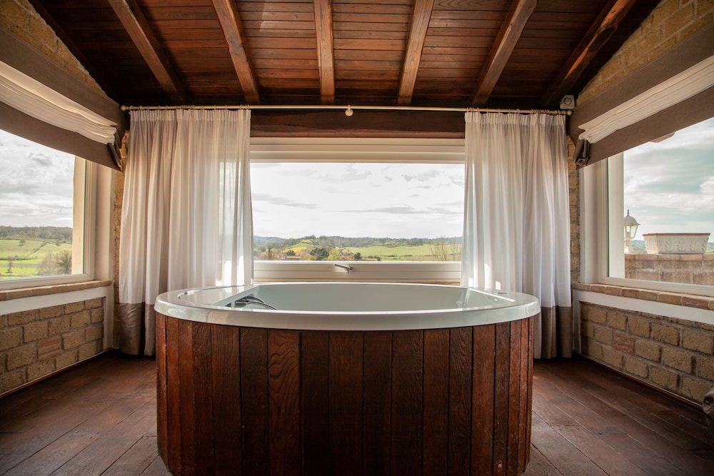 Deluxe Suite, Jetted Tub (Legno)