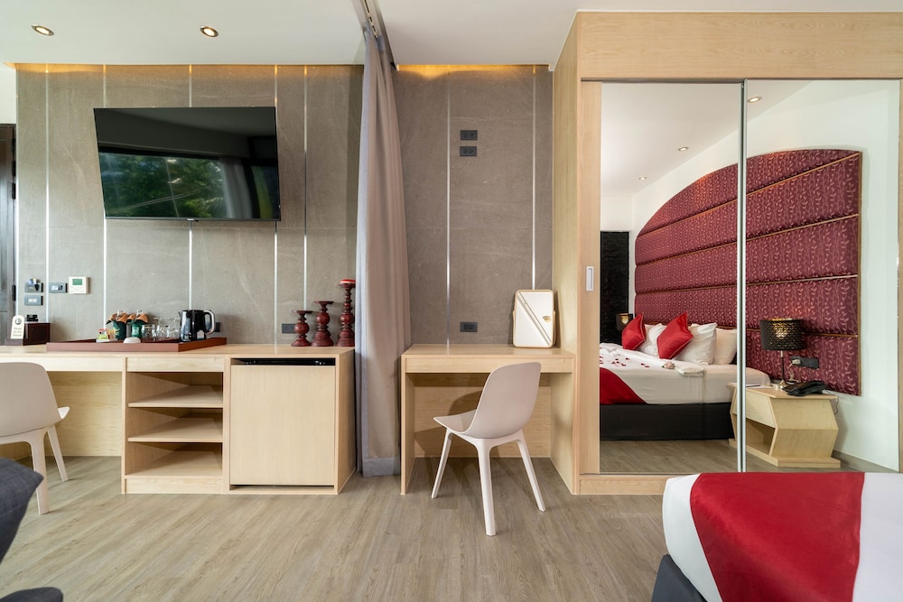 Oceanfront Standard Jacuzzi Suite - Photo 3