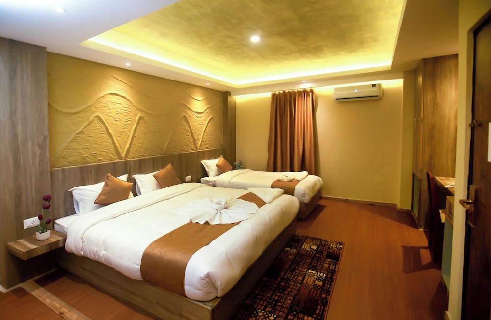 Luxury Triple Room, City View photo 2