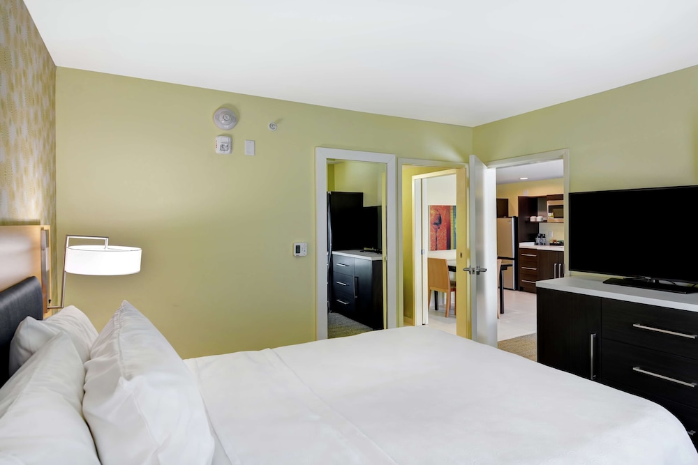 Queen Suite - Mobility Access/Non-Smoking