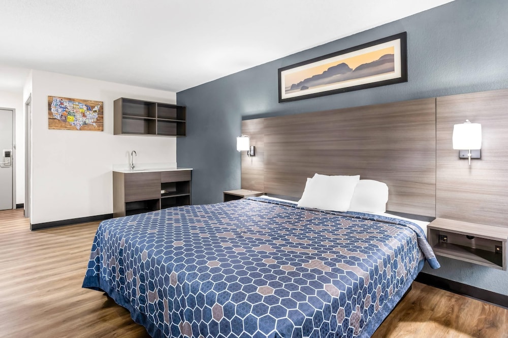 Suite, 1 King Bed, Non Smoking (Efficiency) photo 2
