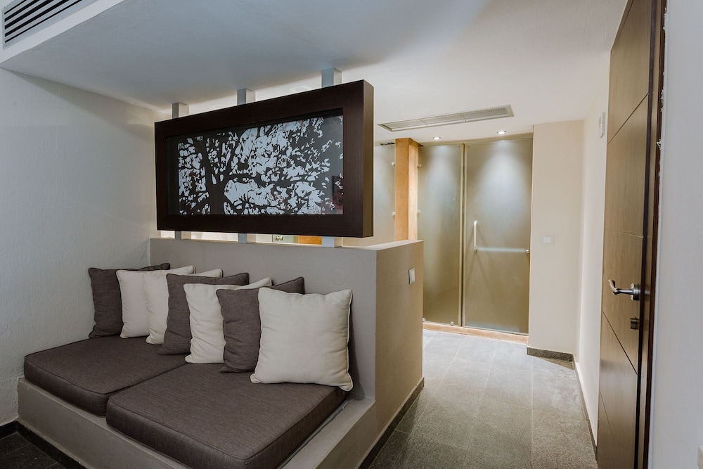 Executive Suite - Photo 7