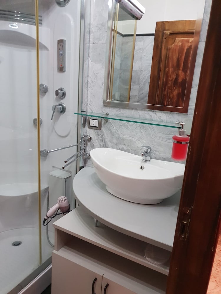 Deluxe Triple Room, Multiple Beds, Ensuite photo 2