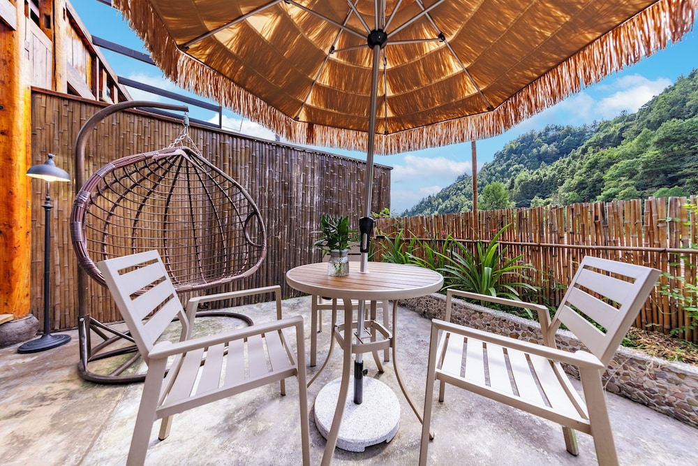 Signature Room, 1 King Bed, Courtyard View photo 1