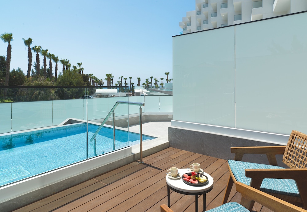 Swim up Room - Photo 8