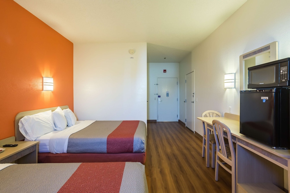 Deluxe Suite, 2 Queen Beds, Non Smoking, Hot Tub photo 3