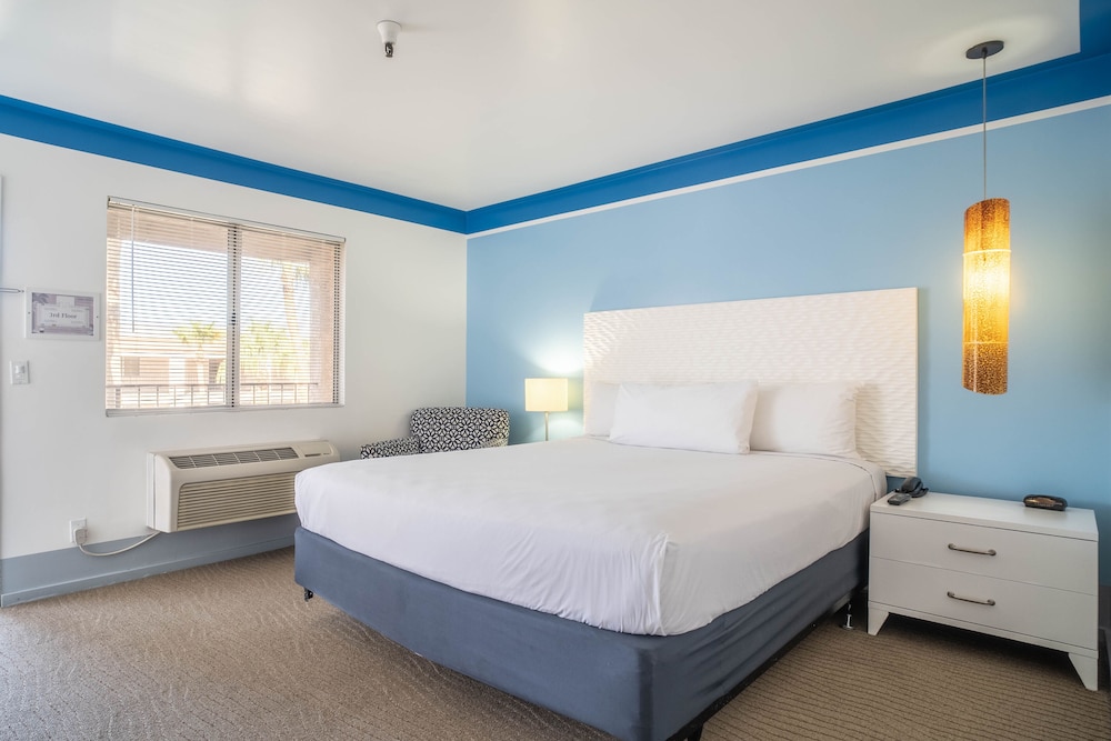 Standard Room, 1 King Bed - Photo 9