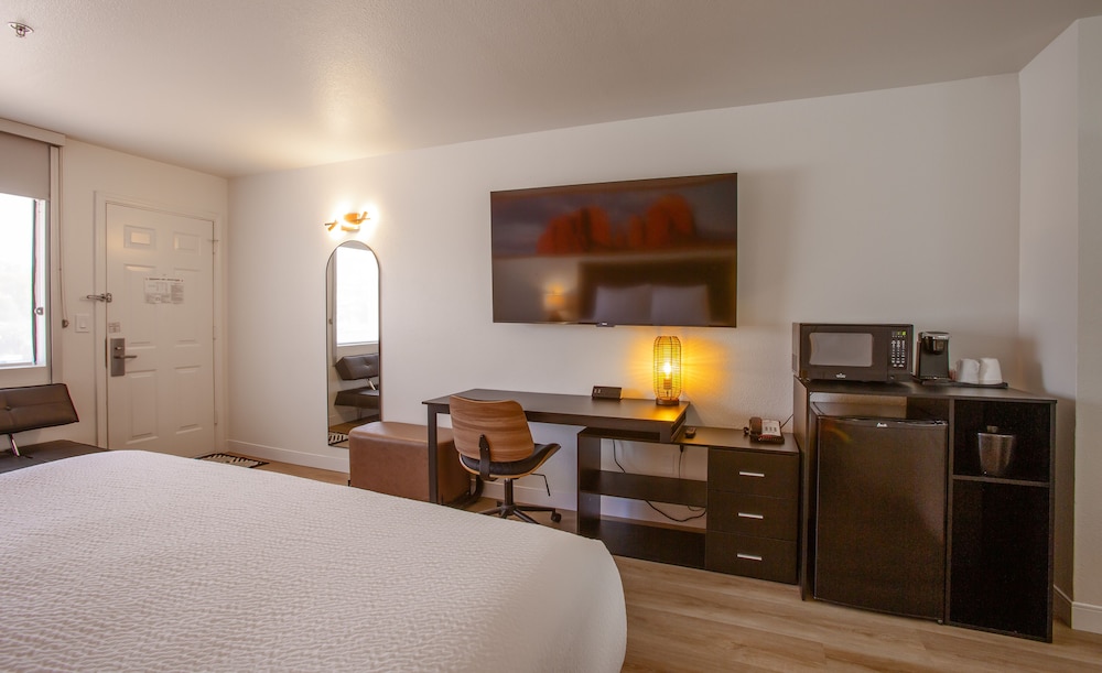 Deluxe Room, 1 King Bed with Sofa bed - Photo 3