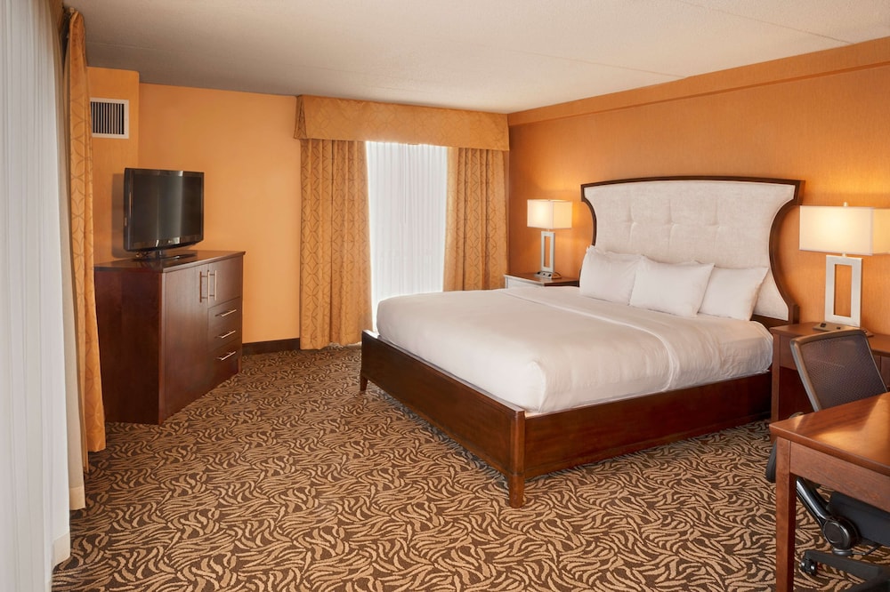 Junior Suite, 1 King Bed, Non Smoking, Balcony - Photo 1