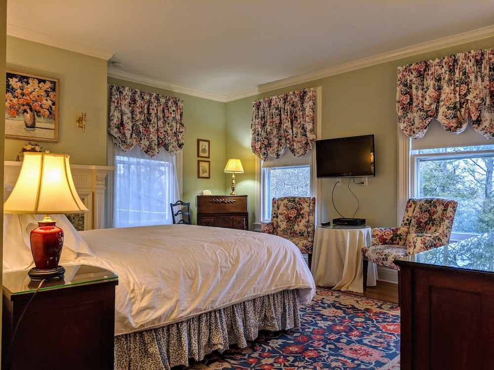 Traditional Room, 1 Queen Bed, Non Smoking, City View