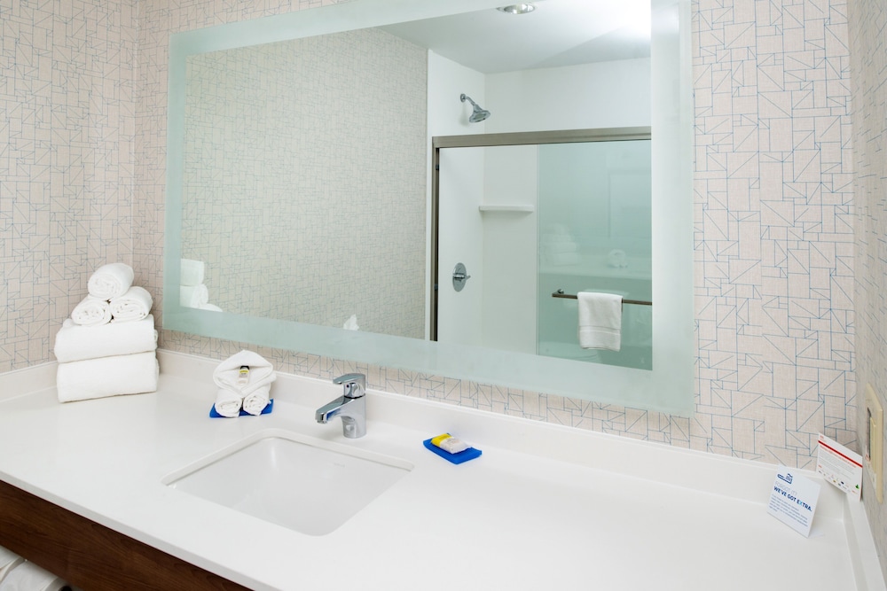 Suite, 1 King Bed, Accessible (Roll-In Shower) thumbnail 5