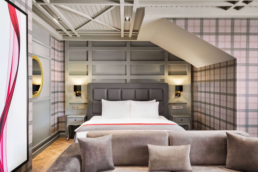 Deluxe Room, 1 King Bed, Non Smoking - Photo 4