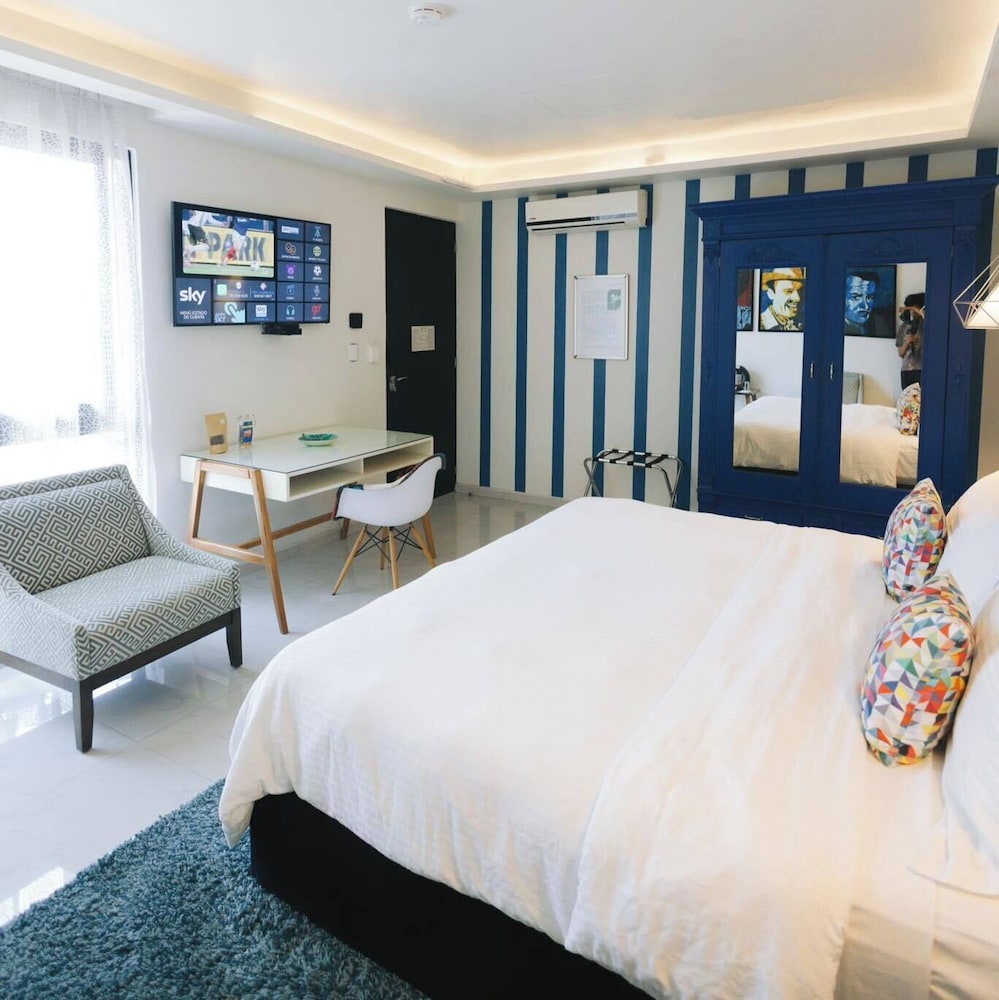 Deluxe King Room photo 2
