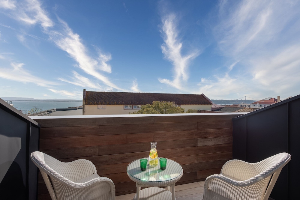 Signature Suite, 1 King Bed, Balcony thumbnail 5