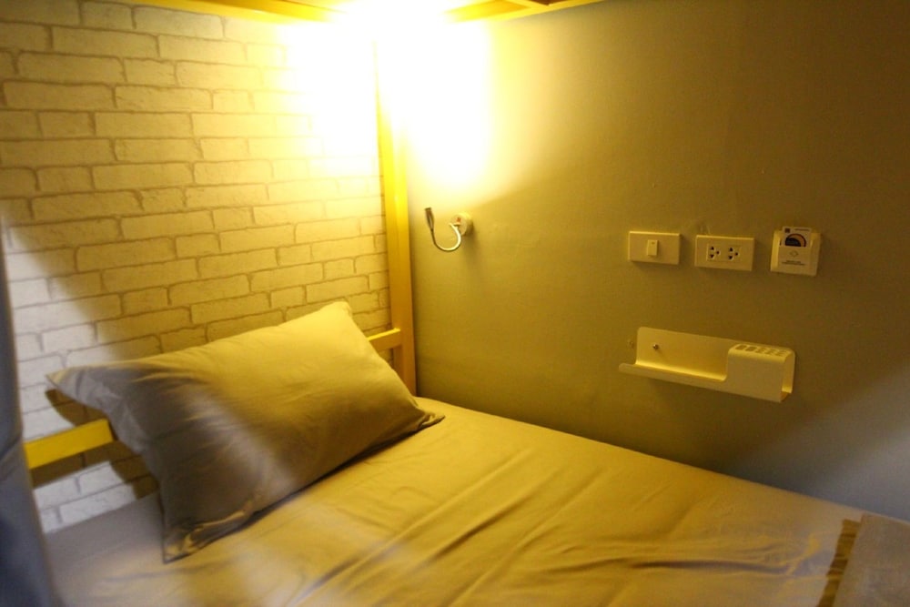 8 Bed Female Dorm Shared Bathroom photo 2