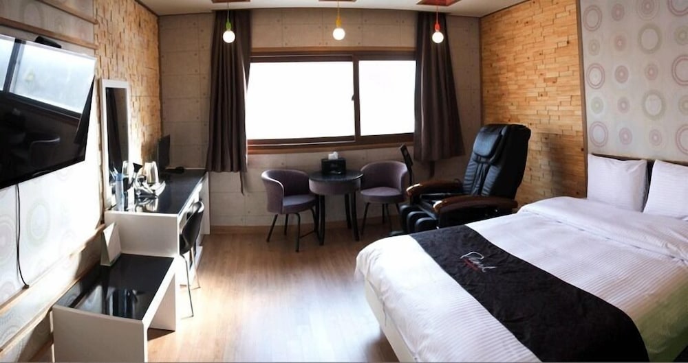 Deluxe A photo 1