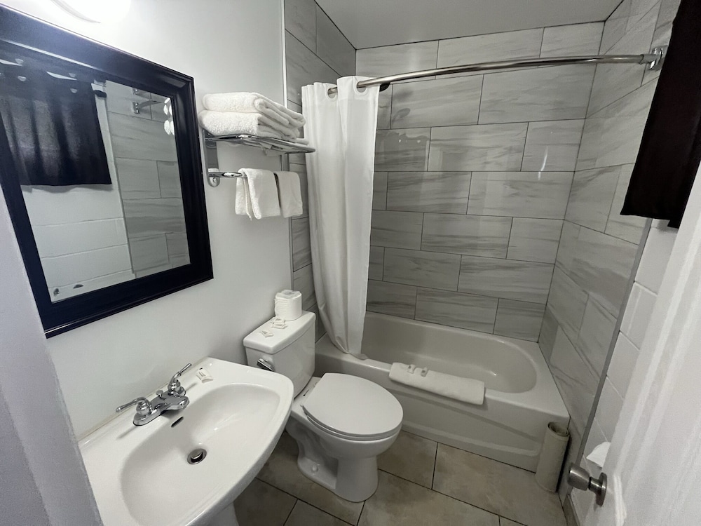 Deluxe Room, 1 Queen Bed, Non Smoking photo 3