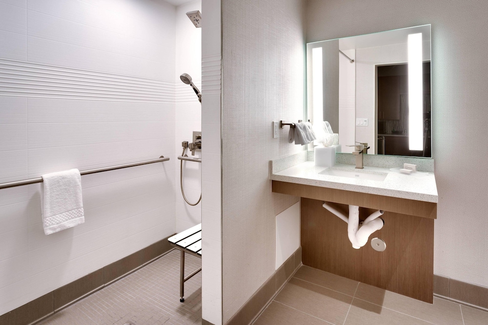 Studio, 2 Queen Beds with Sofa Bed, Accessible Shower/Tub Combination photo 3