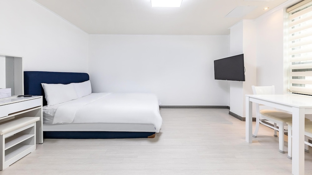 Basic Room, 1 Bedroom (204) - Photo 2
