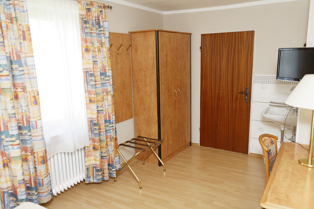 Economy Double Room, Shared Bathroom photo 2