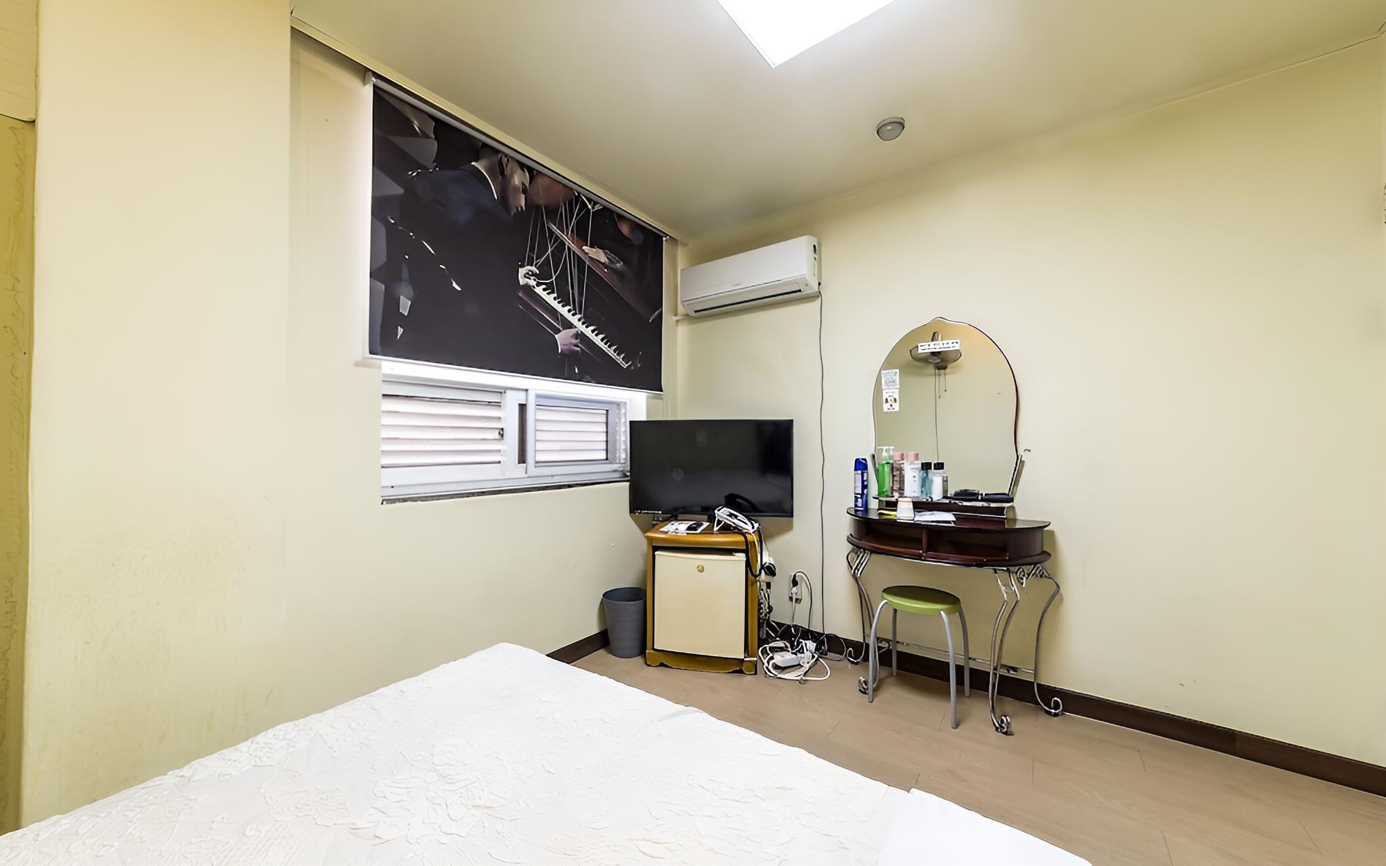 Room (Standard Room) - Photo 7