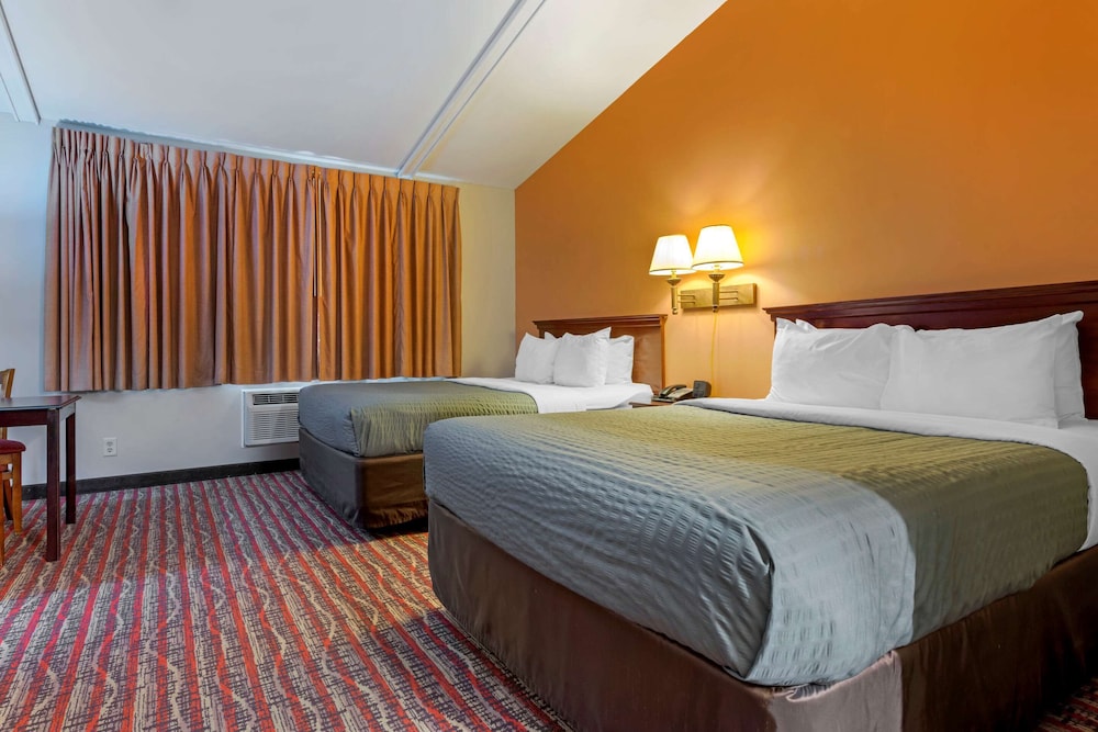 Room, 2 Queen Beds, Non Smoking, Partial Lake View photo 1
