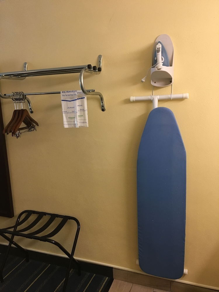 Room, 1 King Bed, Non Smoking (Efficiency, Poolside) - Photo 5