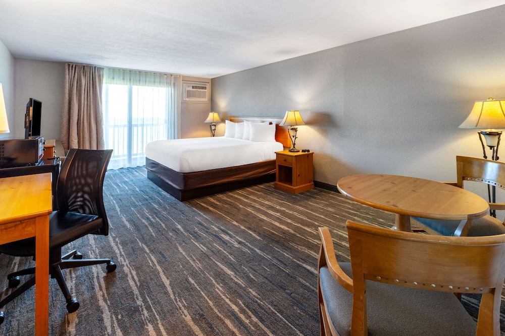 Standard Room, 1 King Bed, Lake View photo 3